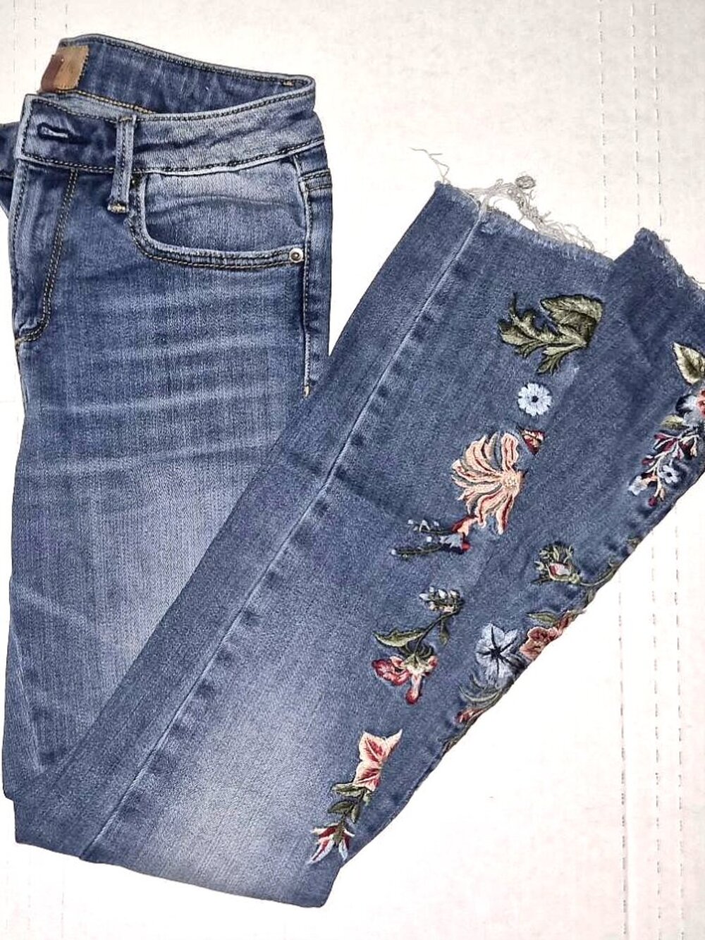 PRISTINE DRIFTWOOD SLIM FIT SKINNY BLUE JEANS FLOWER DESIGN SIZE 24 ANKLE LENGTH